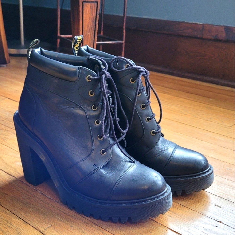 Dr. Marten's Averil US ladies sz 7 with box
